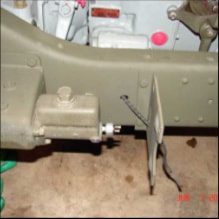 Halftrack steering gear box and linkage assembly